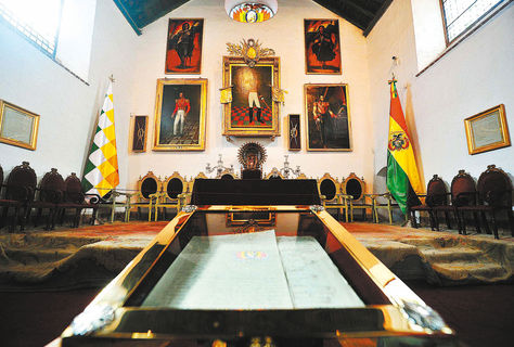 La wiphala y la tricolor flanquean la testera del lugar en que se fundó la República: la Casa de la Libertad en Sucre (Chuquisaca). Foto: Wara Vargas / archivo