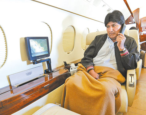 Viaje. Evo Morales durante un vuelo abordo del avión presidencial efectuado en 2013. El miércoles habló con La Razón en esta nave.