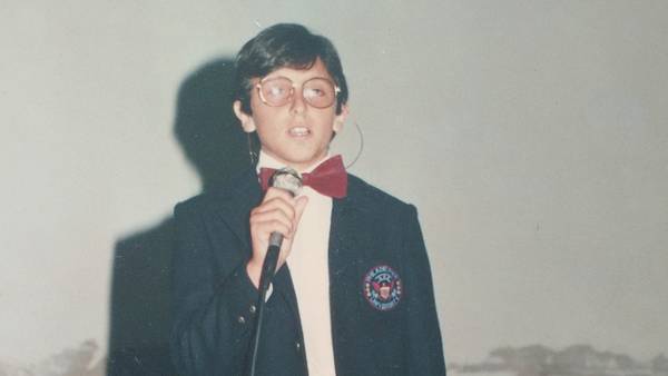 A los 11 años. En un acto escolar, hablando al auditorio.