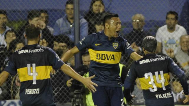 Chávez festeja su gol; se suman Peruzzi y Palacios. Foto. Canchallena.com