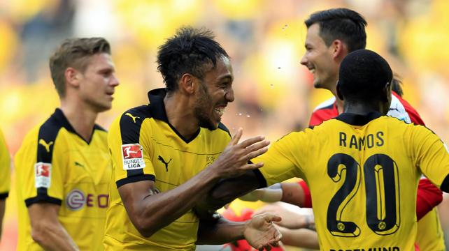 Los juagdores del Borussia Dortmund celebran la victoria y el liderato del campeonato. Foto: Reuters