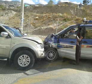 Una camioneta y un minibús chocaron el fin de semana en la avenida Los Leones de La Paz.
