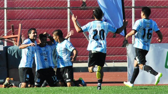 Jugadores de Ciclón celebran el triunfo ante Blooming en el estadio IV Centenario. Foto. APG Noticias