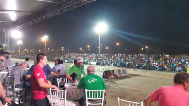 Zona del palco en el Cambódromo de Santa Cruz. Gran cantidad de gente atenta a los bólidos. Foto. Rainer Durán