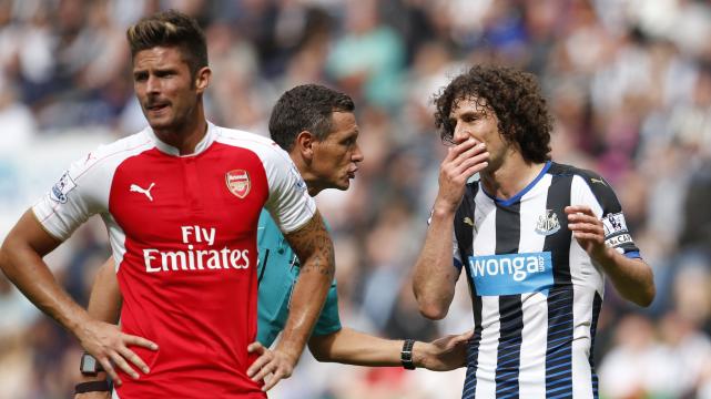 Fabricio Coloccini tuvo un partido para el olvido, ya que con su gol en contra le dio la victoria a Arsenal. Foto: Reuters