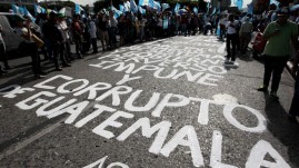 Manifestantes se reúnen hoy, sábado 22 de agosto de 2015, frente al Palacio Nacional de Cultura, en Ciudad de Guatemala (Guatemala).