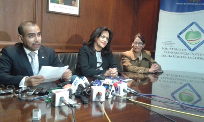 Ministra Valdivia dice que si hay denuncia, podría investigar método de asignación de la publicidad estatal Ministra Valdivia dice que si hay denuncia, podría investigar método de asignación de la publicidad estatal