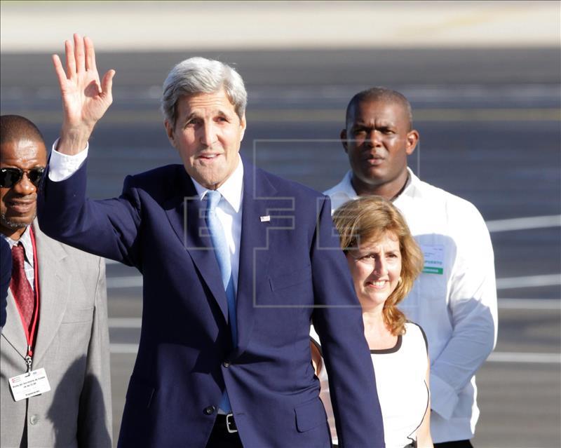 El secretario estadounidense de Estado, John Kerry, saluda a la prensa presente en el aeropuerto internacional José Martí. EFE