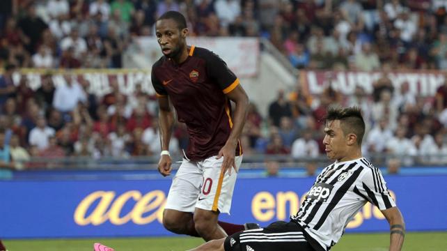 Los jugadores de la Roma y la Juventus disputando el balón en el compromiso. Foto: Reuters
