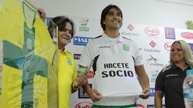 Martins posando junto a 'Keko' Álvarez y María René Lievana, presidente y jefe de presa del conjunto refinero, en la presentación como socio benefactor. Foto: Jorge Uechi