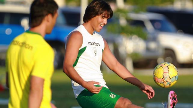 Después de 11 años el delantero del Changchun volvió a entrenar en la sede de San Antonio junto a Oriente Petrolero. Foto: Jorge Uechi