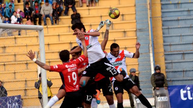 El partido se jugó con mucha fuerza por momentos en el estadio Víctor Agustín Ugarte de la Villa Imperial. Los arqueros tuvieron bastante trabajo. Foto. APG Noticias