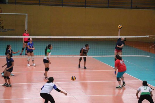 La selección de Santa Cruz efectuó su primera práctica antes del Campeonato Nacional ayer, en el coliseo JRA