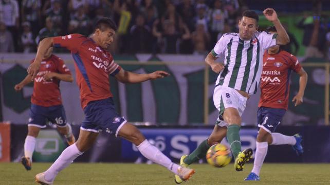 Alejandro Meleán sale a la marca de Enrique Díaz. El partido terminó 0-0 y sin grandes ocasiones de gol. Foto: AFKA