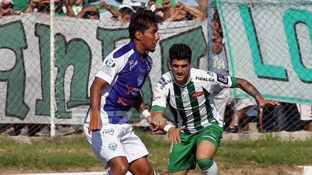 El equipo refinero intenta atacar, pero no logra marcar en Warnes. Foto: Rolando Villegas