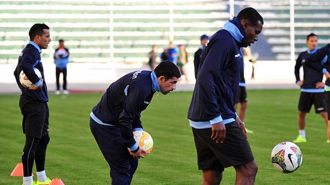 Willian Ferreira (izq) y Carlos Tenorio (dcha) durante en el entrenamiento en Tembladerani. Foto: APG