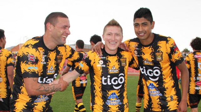 Los futbolistas de The Strongest celebrando la victoria en tierra chapaca. Foto: AFKA