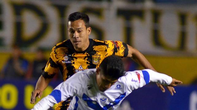 Julio César Pérez, de The Strongest, disputando el balón con su rival en el Siles. Foto: APG