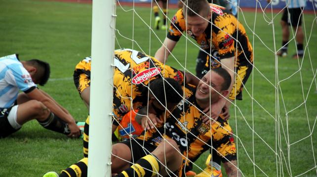 Los jugadores de The Strongest festejando el triunfo en Tarija. Foto: AFKA