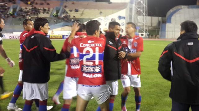 Universitario celebra el triunfo ante San José en la ciudad de Oruro. Foto. Etzhel Llanque