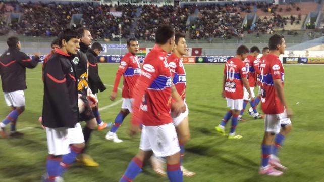 Jugadores de Universitario de Sucre esta noche en el estadio Jesús Bermúdez de la ciudad de Oruro. Foto. Ethzel Llante