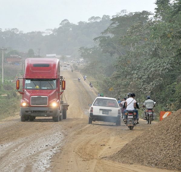 CARRETERA VILLA TUNARI-ISINUTA ESTÁ EN PROCESO DE ASFALTADO Y SU CONCLUSIÓN ESTÁ PREVISTA PARA MARZO DE 2016.