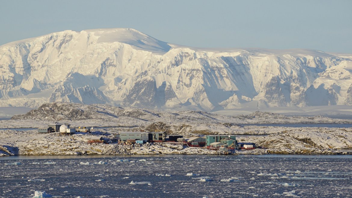 La estación Palmer se encuentra en un puerto protegido en la costa sudoeste de la isla Anvers fuera de la Península Antártica. Es la única estación norte del Círculo Polar Antártico de Estados Unidos Antártida. Se dedica al estudio biológico de aves, focas y otros componentes del ecosistema marino