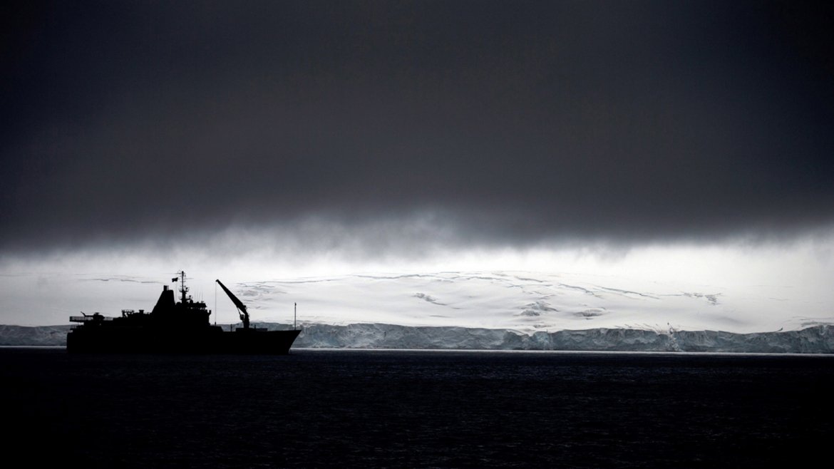 El buque de la Armada chilena Aquiles frente a la península Hurd, visto desde la isla Livingston en Antártida Islas Shetland del Sur archipiélago. Es la zona donde la capa de ozono desencadena una reacción química que destruye las moléculas de ozono, provocando un agujero en septiembre y luego se cierra con un clima más cálido en noviembre