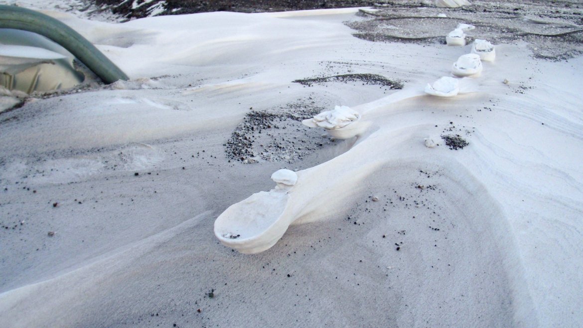 Huellas levantadas en la nieve antártica. Extrañas figuras que deja la nieve suelta sobre la nieve compactada