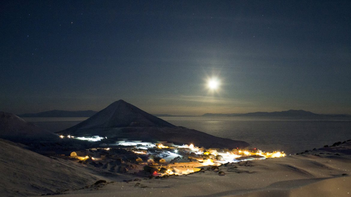 La luna brilla sobre la Estación McMurdo, en junio de 2014, durante la oscuridad de 24 horas de invierno