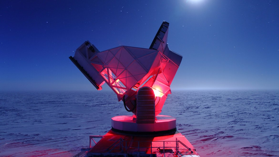 Las luces rojas ayudan a los trabajadores de mantenimiento, estos hacen reparaciones de rutina en el Telescopio del Polo Sur (SPT) el 19 de agosto de 2010