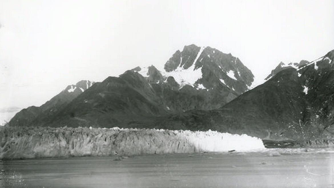 Esta foto fue tomada al Glaciar Muir en septiembre de 1892 en el Parque Nacional y Reserva Bahía Glaciar, en Alaska