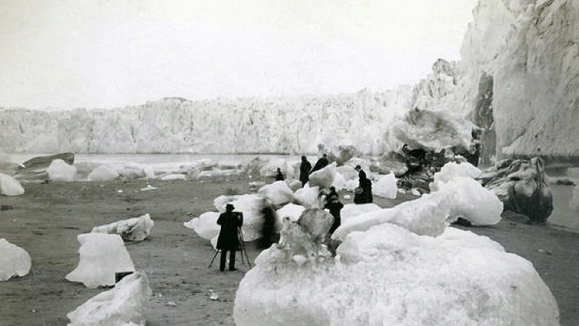La costa este de Muir Inlet en Parque Nacional y Reserva Bahía Glaciar, Alaska, en una imagen tomada entre 1880 y 1890.  Se observan numerosos icebergs, algunos de más de 2 metros de diámetro