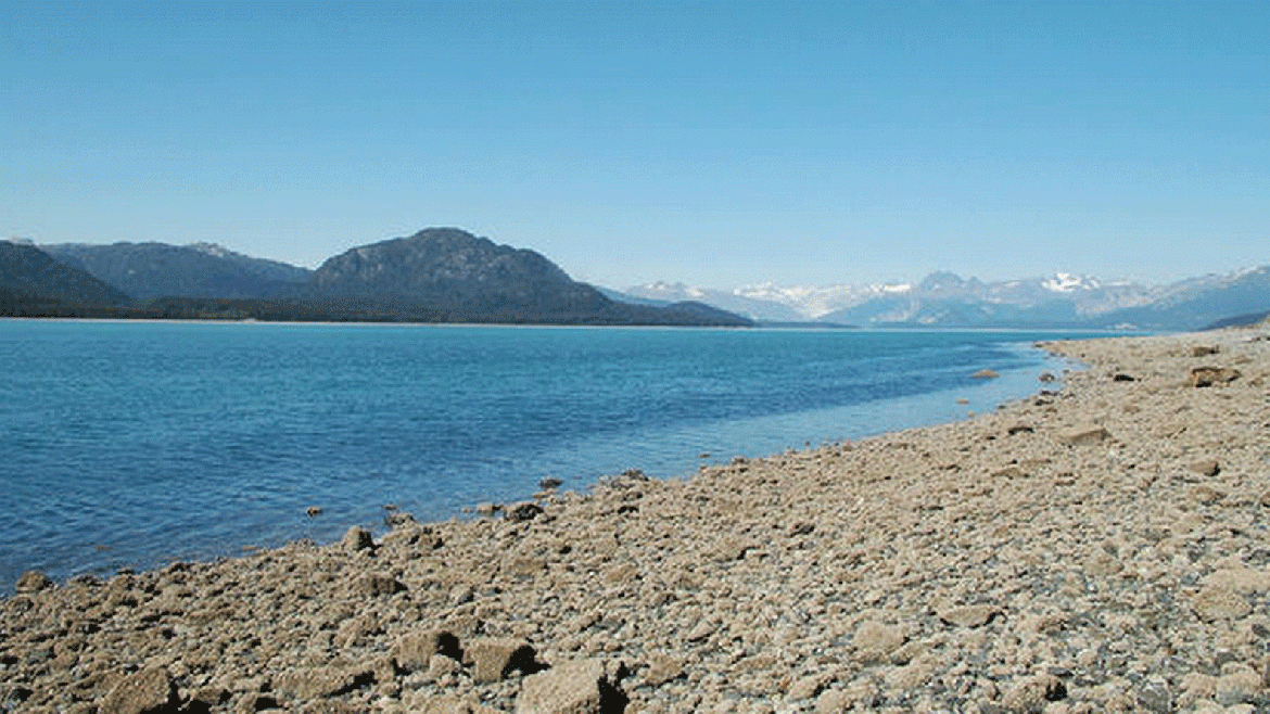 La imagen tomada en el año 2005 desde la misma zona de la playa muestra el abrupto cambio del Glaciar Muir. Ya no se observan icebergs