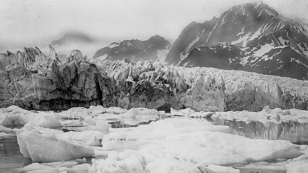 La imagen fue tomada hacia el norte del Glaciar Pedersen, en las montañas Kenai. Se cree que data de un verano, probablemente entre mediados de 1920 y principios de 1940