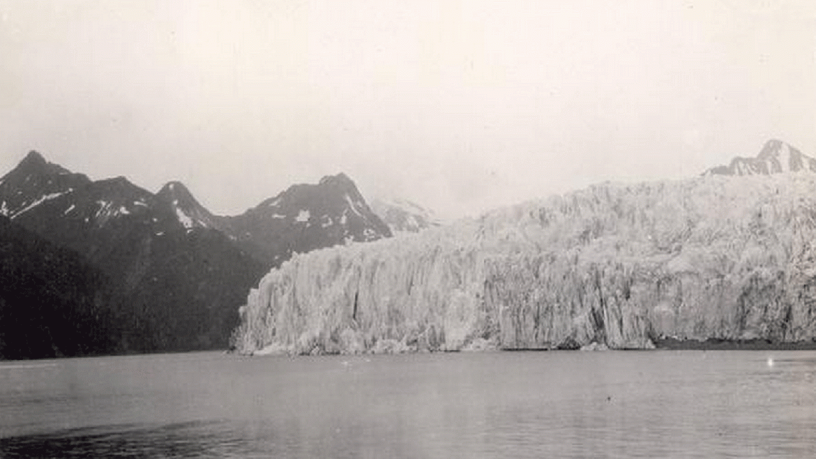 La imagen tomada en el año 1909 muestra al Glaciar McCarty visto desde el noroeste a una distancia de 8 kilómetros al norte de la desembocadura del Fiordo de McCarty, en Parque Nacional de los Fiordos de Kenai, Alaska