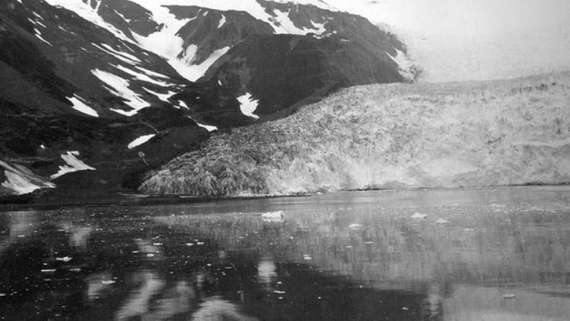 La imagen tomada el 20 de julio de 1909 en la costa noroeste de la isla de Pichón muestra la parte occidental del Glaciar Aialik, en el Parque Nacional de los Fiordos de Kenai, en las montañas de Kenai, Alaska. 