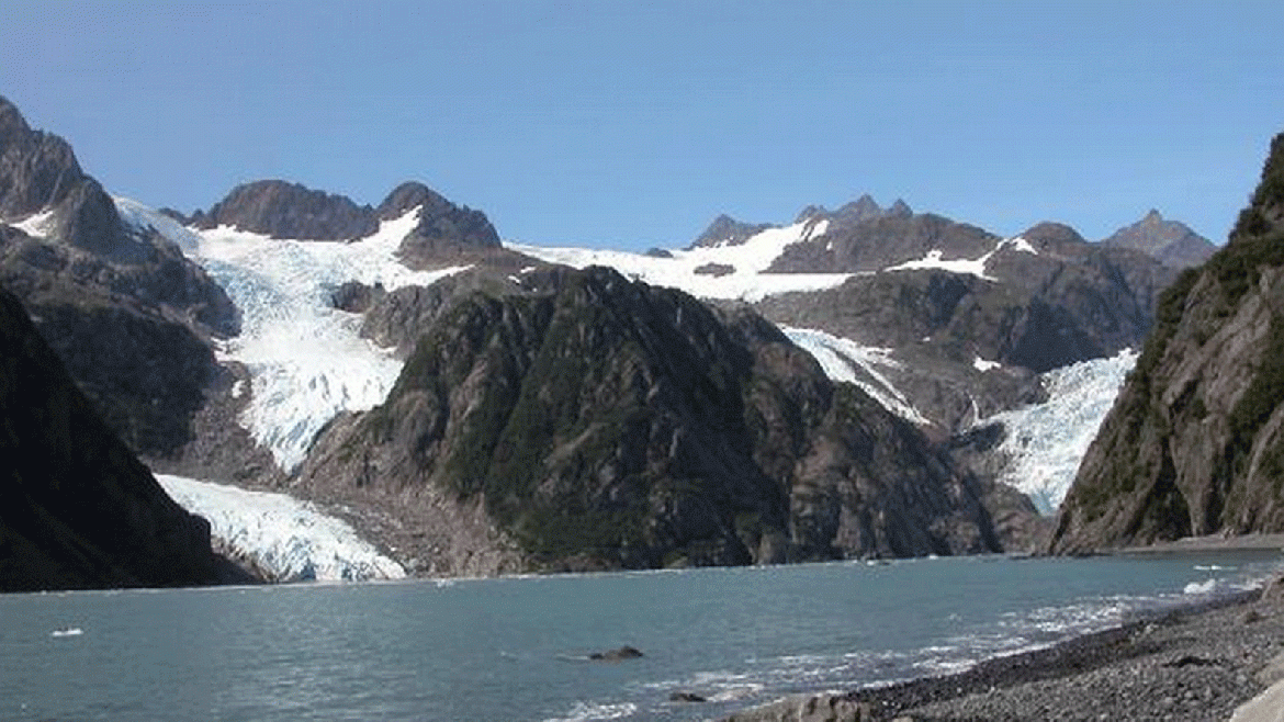 La fotografía del 2004 documenta el continuo retroceso de los dos glaciares. El pequeño Glaciar Holgate se ha separado en varias masas de hielo más pequeños