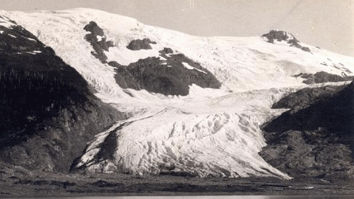 La fotografía de 1905 muestra que al Glaciar Tobogán que fue adelgazando y retrocediendo, y rodeado por una gran roca. Esto sugiere que el retroceso y adelgazamiento comenzaron a mediados y finales del siglo 19