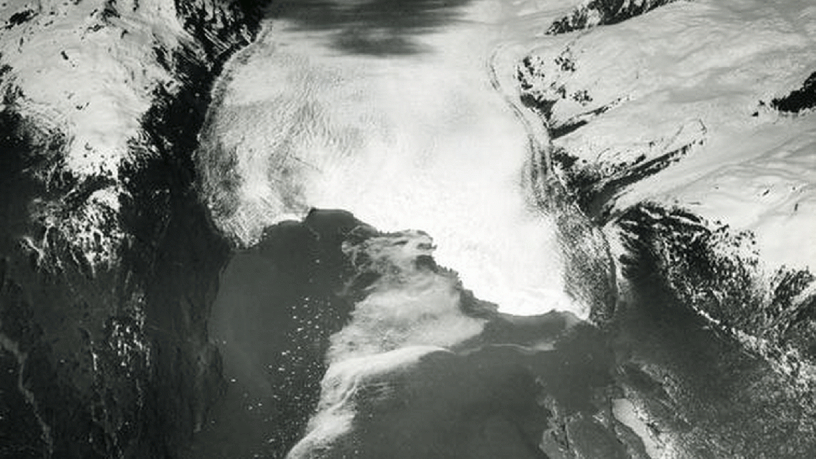 Esta fotografía aérea del Glaciar Yale fue tomada en 1937, en las Montañas de Chugach, Alaska, El terminal de Yale se encuentra aproximadamente en la misma posición que ocupaba cuando fue visitado por la Expedición Harriman Alaska en 1899