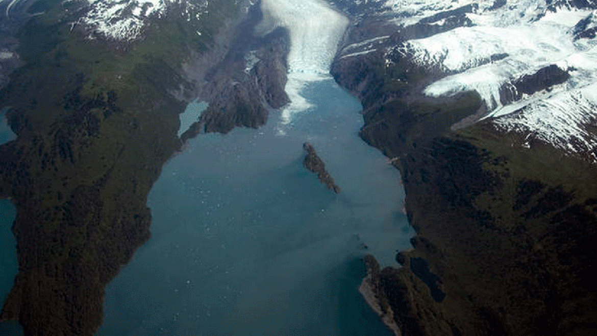 Durante los 69 años transcurridos entre fotografías, el Glaciar Yale ha retrocedido aproximadamente 6 kilómetros, con la mayor parte de la retirada producida después de 1957