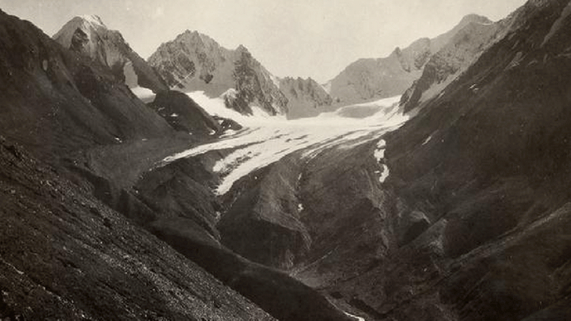La imagen de junio de 1919 muestra al Glaciar sin nombre, al este del río Teklanika, Parque Nacional y Reserva Denali, Alaska. Pequeñas plantas de tundra son la única vegetación identificable