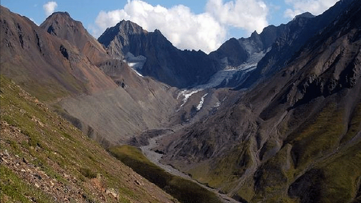 La fotografía de 2004 documenta el adelgazamiento continuo. El Glaciar ha retrocedido más de 0,3 kilómetros desde 1919, a una tasa promedio de alrededor de 4 metros por año