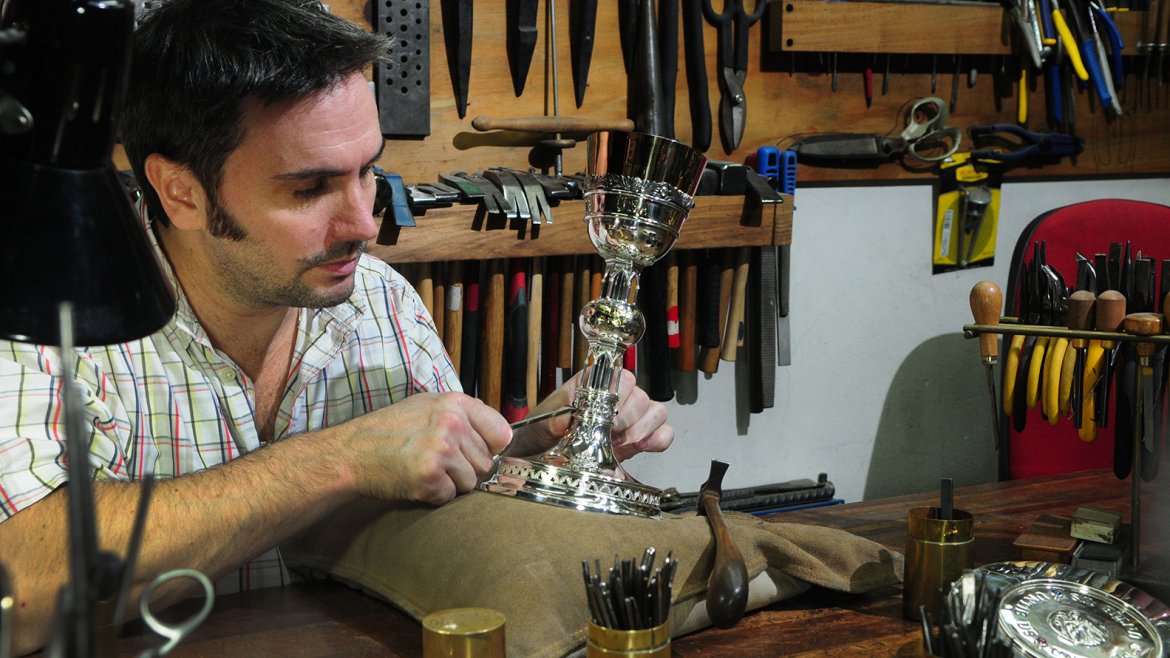 El cáliz que usará el papa Francisco en su viaje a Estados Unidos entre el 23 y el 26 de septiembre se hizo con fragmentos de cadenitas de plata de miles de estadounidenses y su diseño intenta ser significativo para ellos El cáliz que usará el papa Francisco en su viaje a Estados Unidos entre el 23 y el 26 de septiembre se hizo con fragmentos de cadenitas de plata de miles de estadounidenses y su diseño intenta ser significativo para ellos