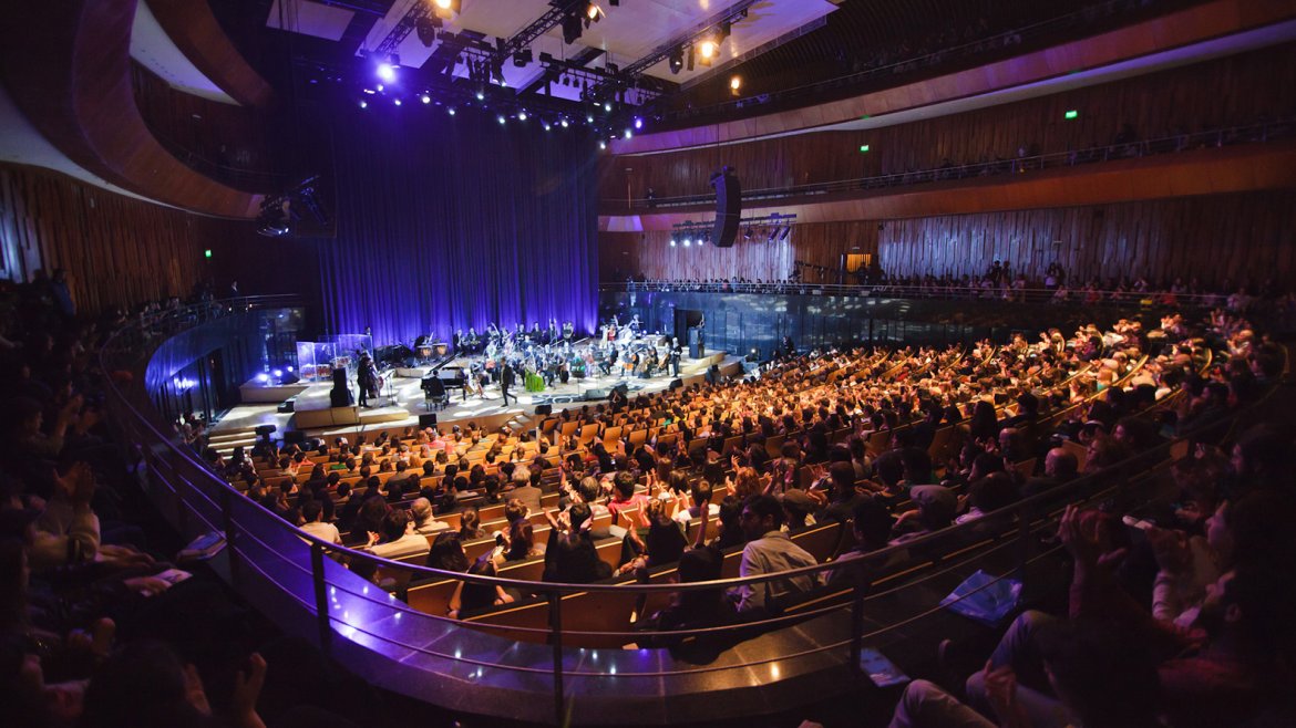 Las obras del destacado guitarrista y cantautor Gustavo Cerati fueron recreadas, en clave sinfónica, en La alfombra mágica de Gustavo Cerati - Travesías Orquestales, un concierto homenaje que se realizó anoche Las obras del destacado guitarrista y cantautor Gustavo Cerati fueron recreadas, en clave sinfónica, en La alfombra mágica de Gustavo Cerati - Travesías Orquestales, un concierto homenaje que se realizó anoche