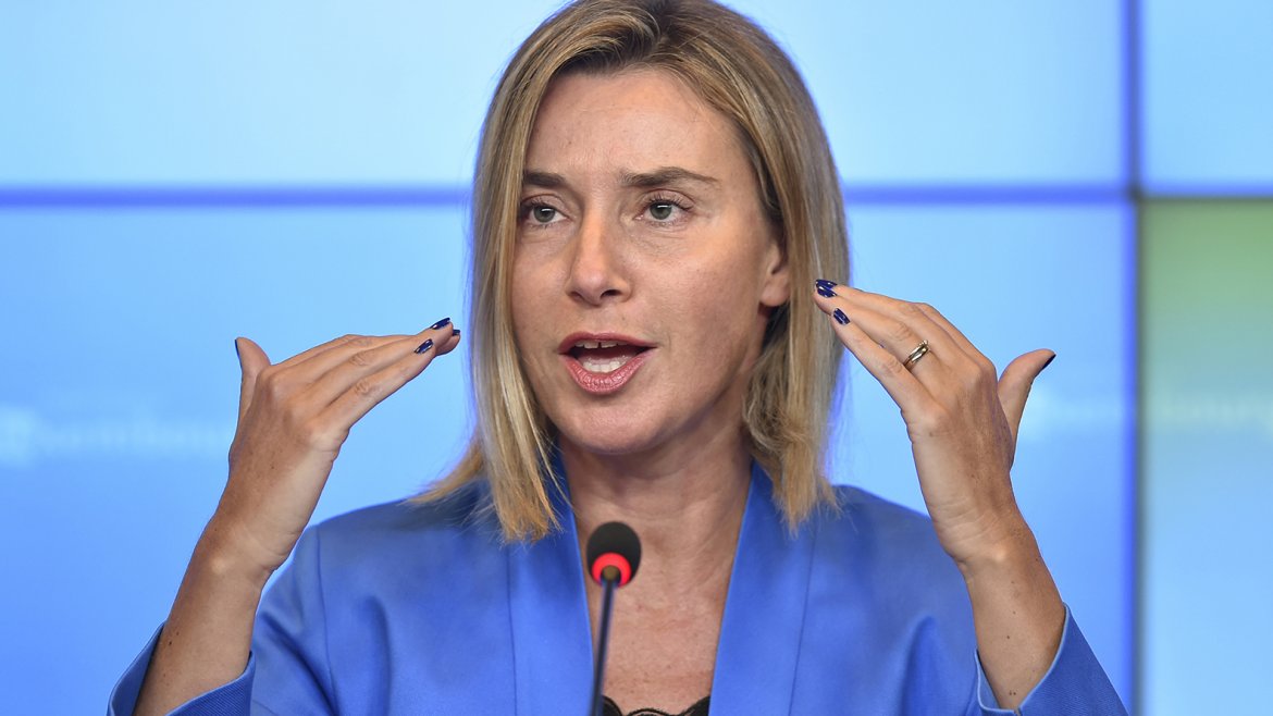 Luxenburgo La jefa de la diplomacia europea, Federica Mogherini, instó hoy a los cancilleres europeos a dejar de echarse culpas unos a otros en relación a la crisis de refugiados y comenzar a tomar medidas para hace algo Luxenburgo La jefa de la diplomacia europea, Federica Mogherini, instó hoy a los cancilleres europeos a dejar de echarse culpas unos a otros en relación a la crisis de refugiados y comenzar a tomar medidas para hace algo