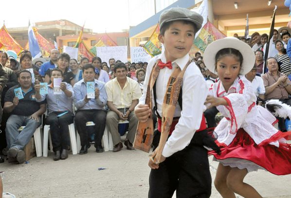 NIÑOS DEL BALLET LO NUESTRO MUESTRAN LA CULTURA DE LOS VALLES Y DE FONDO ASAMBLEÍSTAS EXPONIENDO LA PROPUESTA DE ESTATUTO, EN SACABA, AYER.
