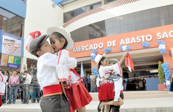 NIÑOS DEL BALLET LO NUESTRO DURANTE LA INAUGURACIÓN DE LA OBRA. EL PRESIDENTE EVO MORALES ASISTIÓ AL EVENTO, AYER.