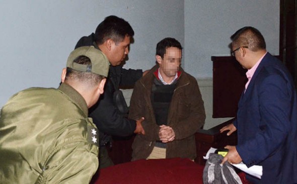 TRIBUNAL. El acusado de la muerte de Andrea Aramayo en audiencia cautelar, es custodiado por un policía. - Agencia Bolivia de información ABI Agencia