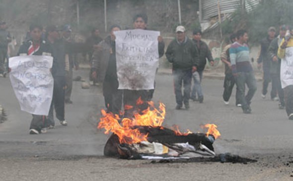 PROTESTA. Un grupo de transportistas protesta en una anterior jornada en la ciudad de La Paz. - Archivo La Prensa
